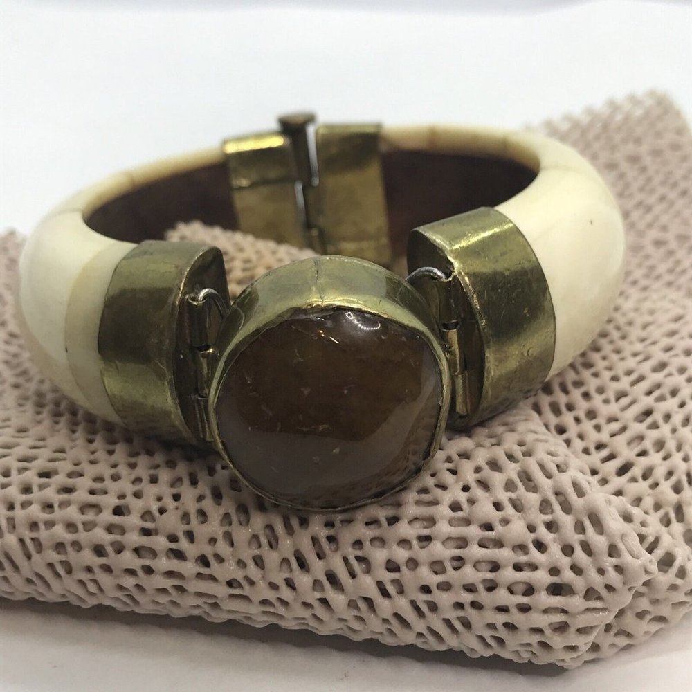 AGATE GEMSTONE Bone with BRASS ACCENT HINGED PIN‎ BANGLE BRACELET
